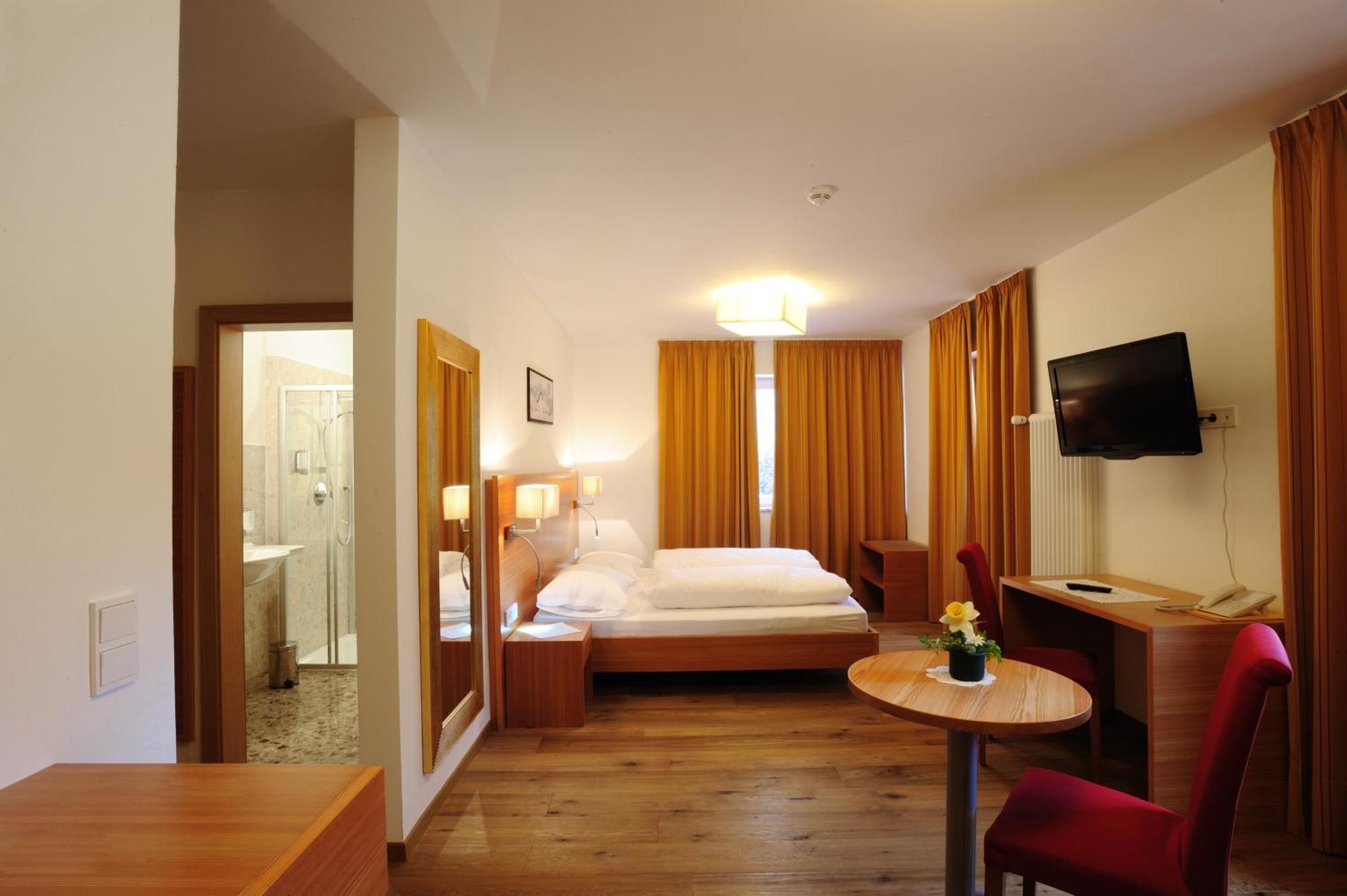 Hotel Teutschhaus Cortina Sulla Strada del Vino Luaran gambar