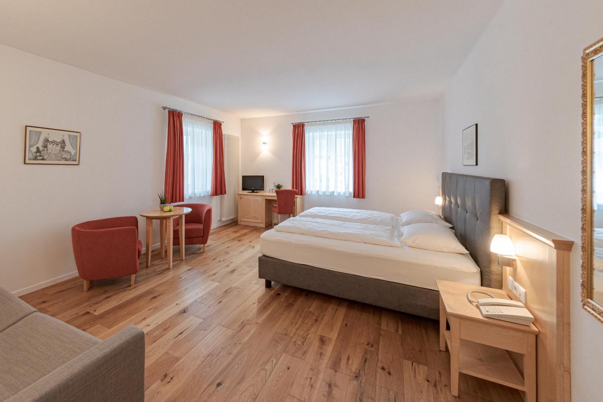 Hotel Teutschhaus Cortina Sulla Strada del Vino Luaran gambar