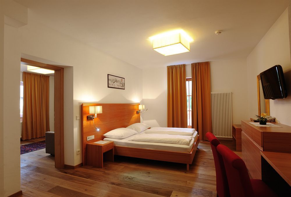 Hotel Teutschhaus Cortina Sulla Strada del Vino Luaran gambar